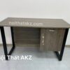 Bàn làm việc chân sắt hộc treo yếm che sát chân màu vân tối 1m2 mã KZ02