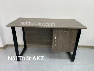 Bàn làm việc chân sắt hộc treo yếm che sát chân màu vân tối 1m2 mã KZ02