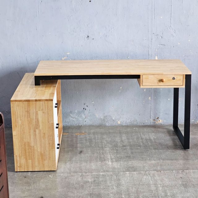 Bàn làm việc gác tủ 140x100cm gỗ cao su HBRT130-