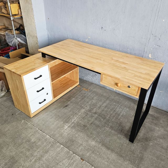 Bàn làm việc gác tủ 140x100cm gỗ cao su HBRT130-2